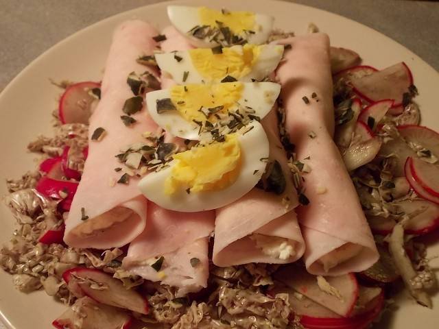 Steirische Schinkenrollen auf Salat Rezept - ichkoche.at