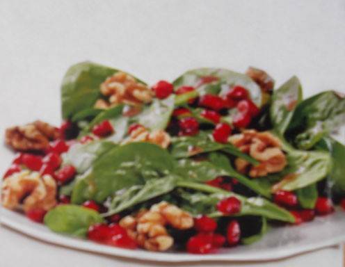 Spinatsalat mit Granatapfel und Walnusshäften