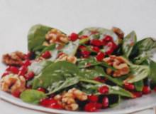 Spinatsalat mit Granatapfel und Walnusshäften Spinatsalat mit Granatapfel und Walnusshäften