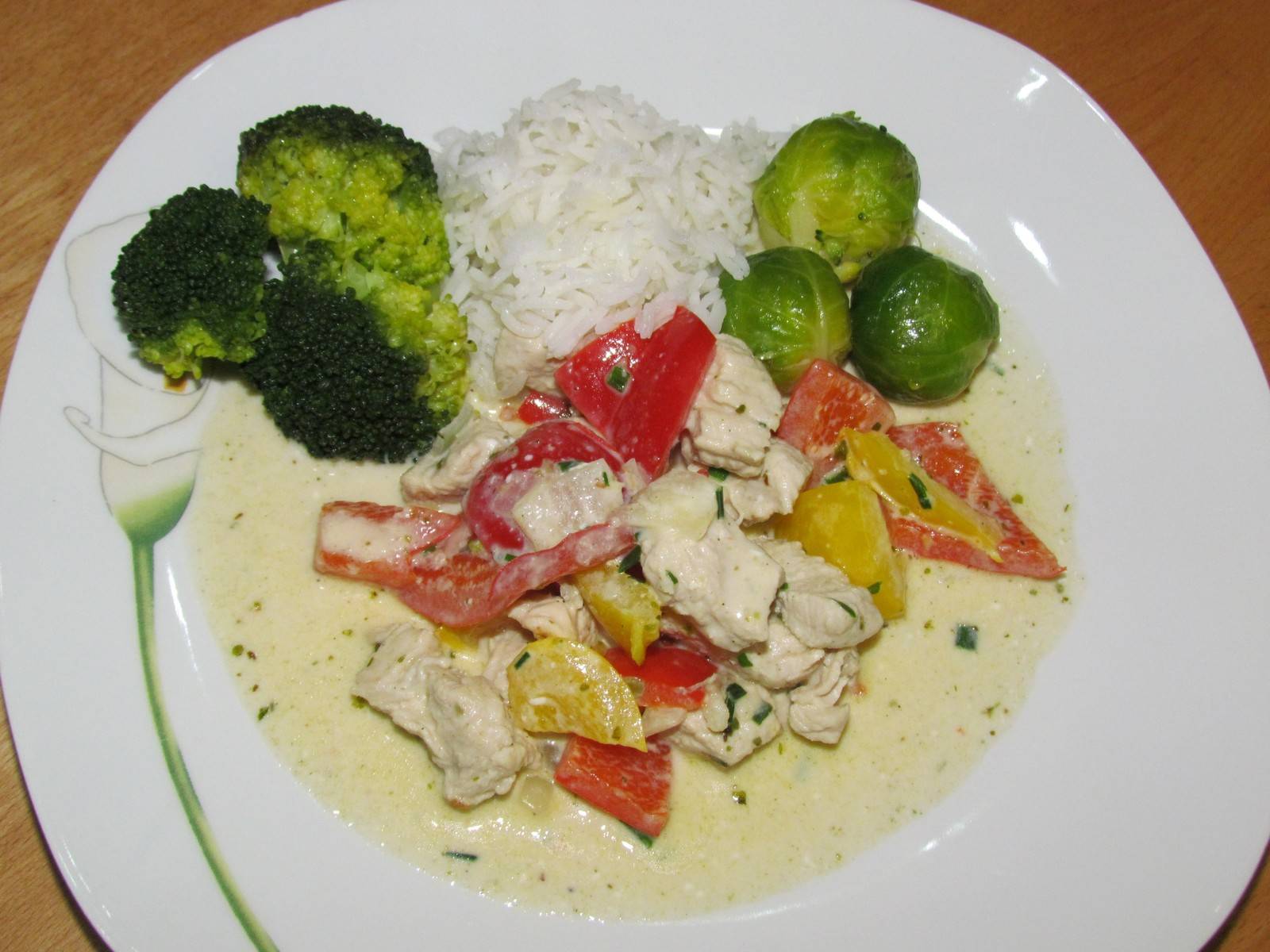 Putengeschnetzeltes mit Rosenkohl, Brokkoli und Reis