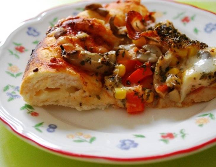 Pizza mit gefülltem Rand
