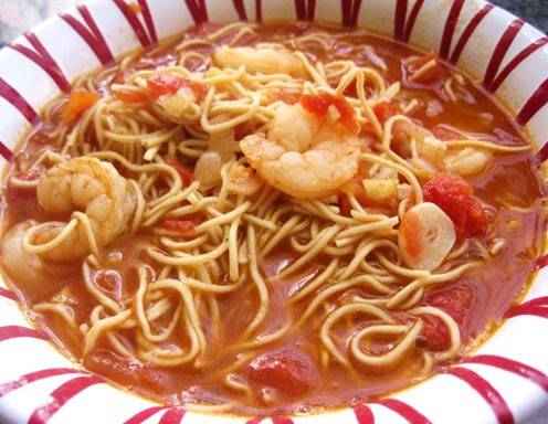 Rezept für Suppentopf mit Tomaten, Garnelen und Eiernudeln