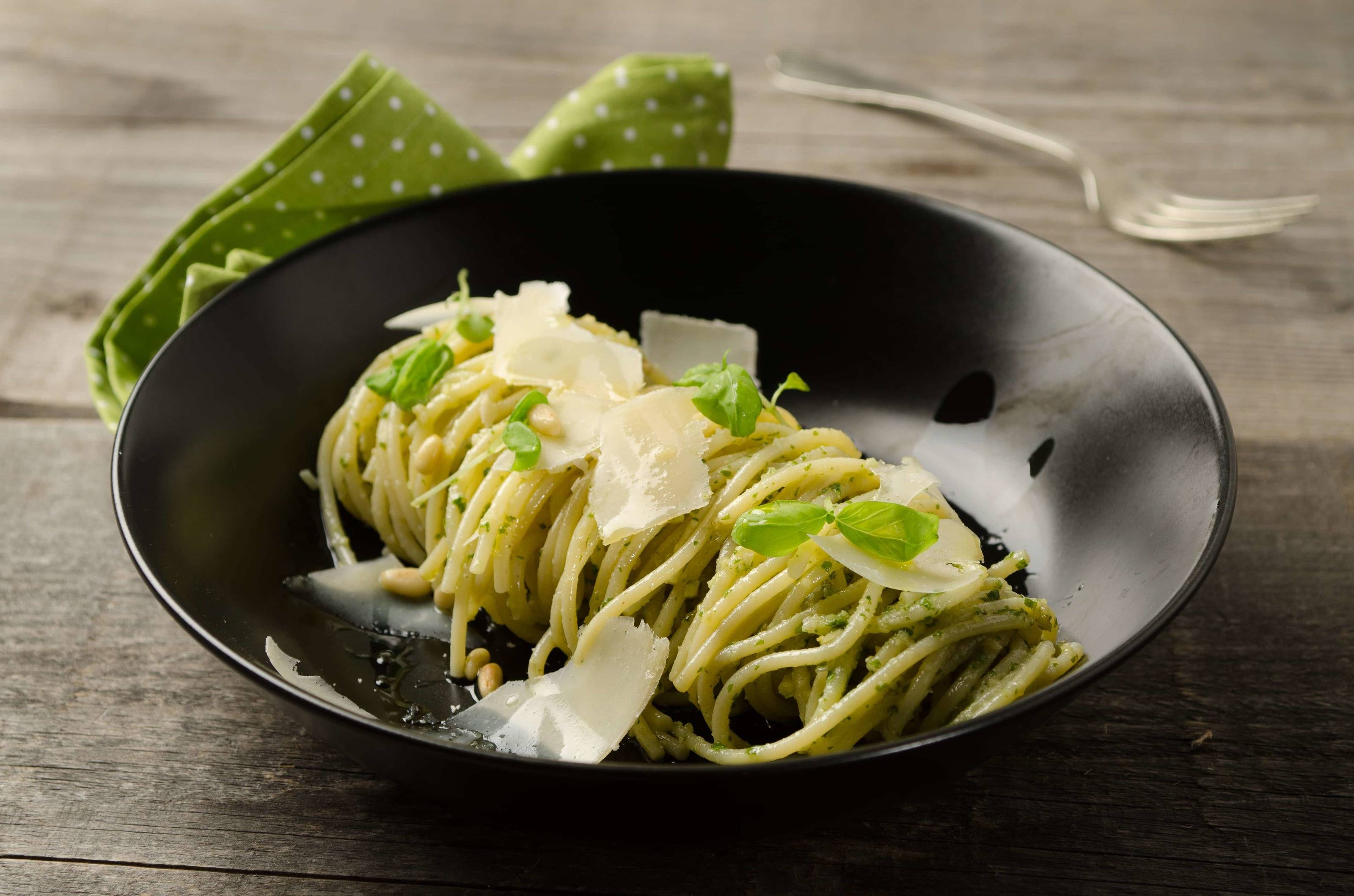 Spaghetti mit selbstgemachtem Basilikumpesto Rezept