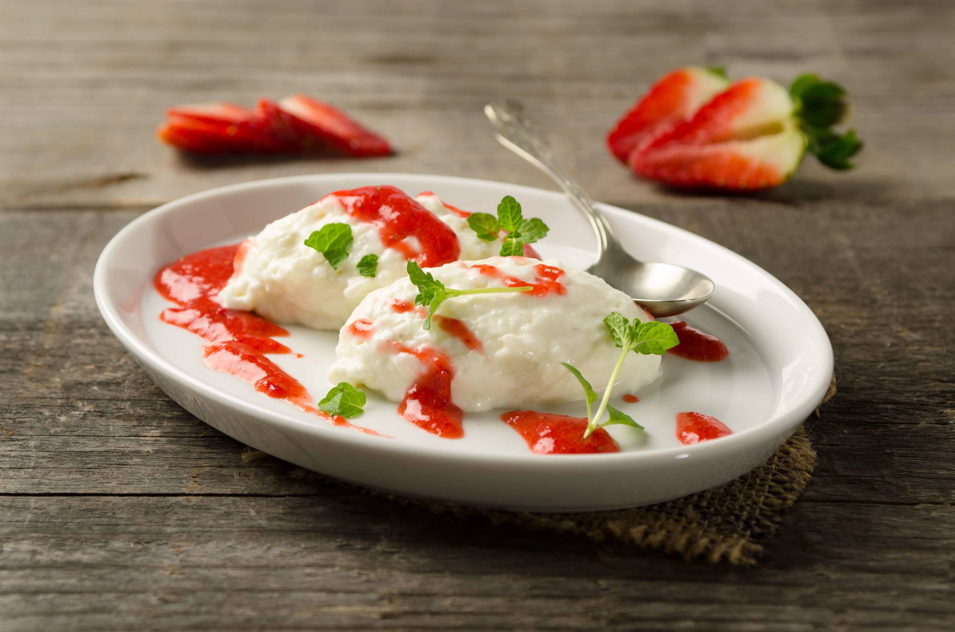 Joghurt-Mousse mit Erdbeeren Rezept