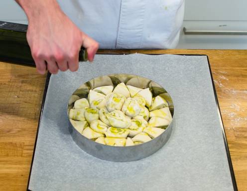 Schritt 12: Die Pizzablume mit Olivenöl beträufeln und ins Backrohr schieben.