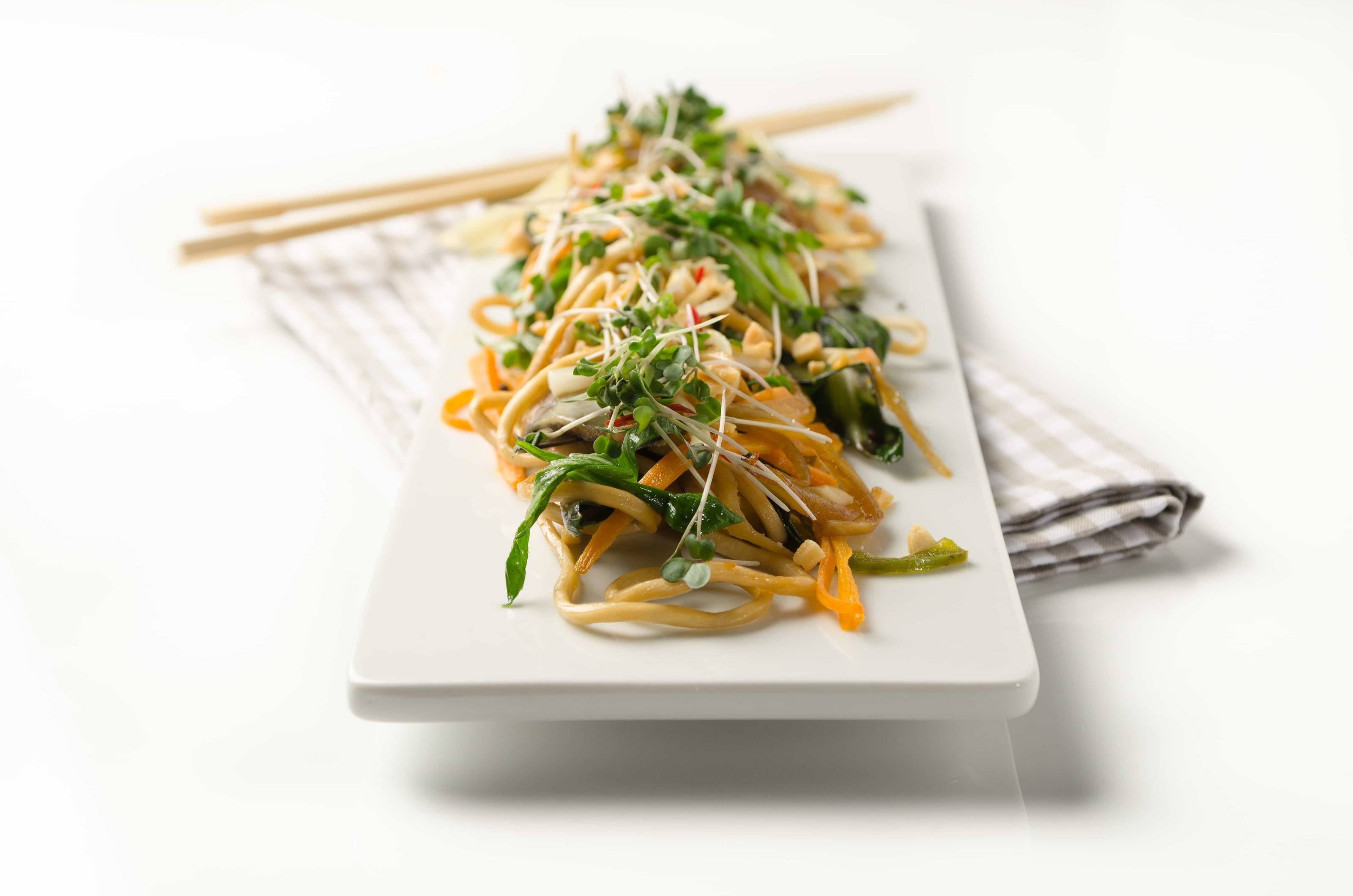 Gebratene Asia-Nudeln mit Mangold