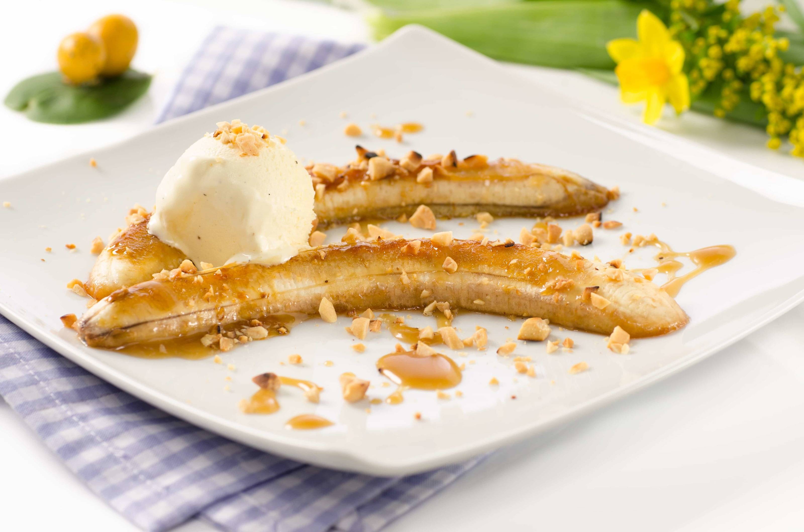 Bananen in Karamellsauce mit Vanilleeis