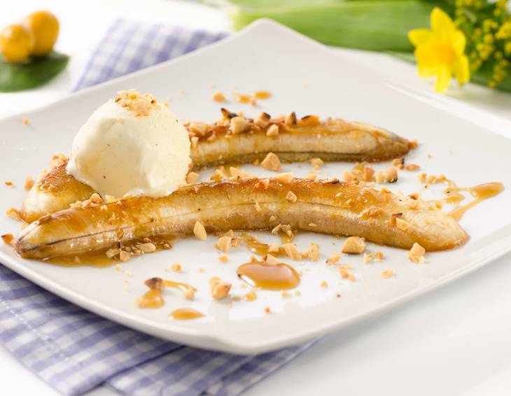 Bananen mit Karamellsauce und Vanilleeis Bananen mit Karamellsauce und Vanilleeis