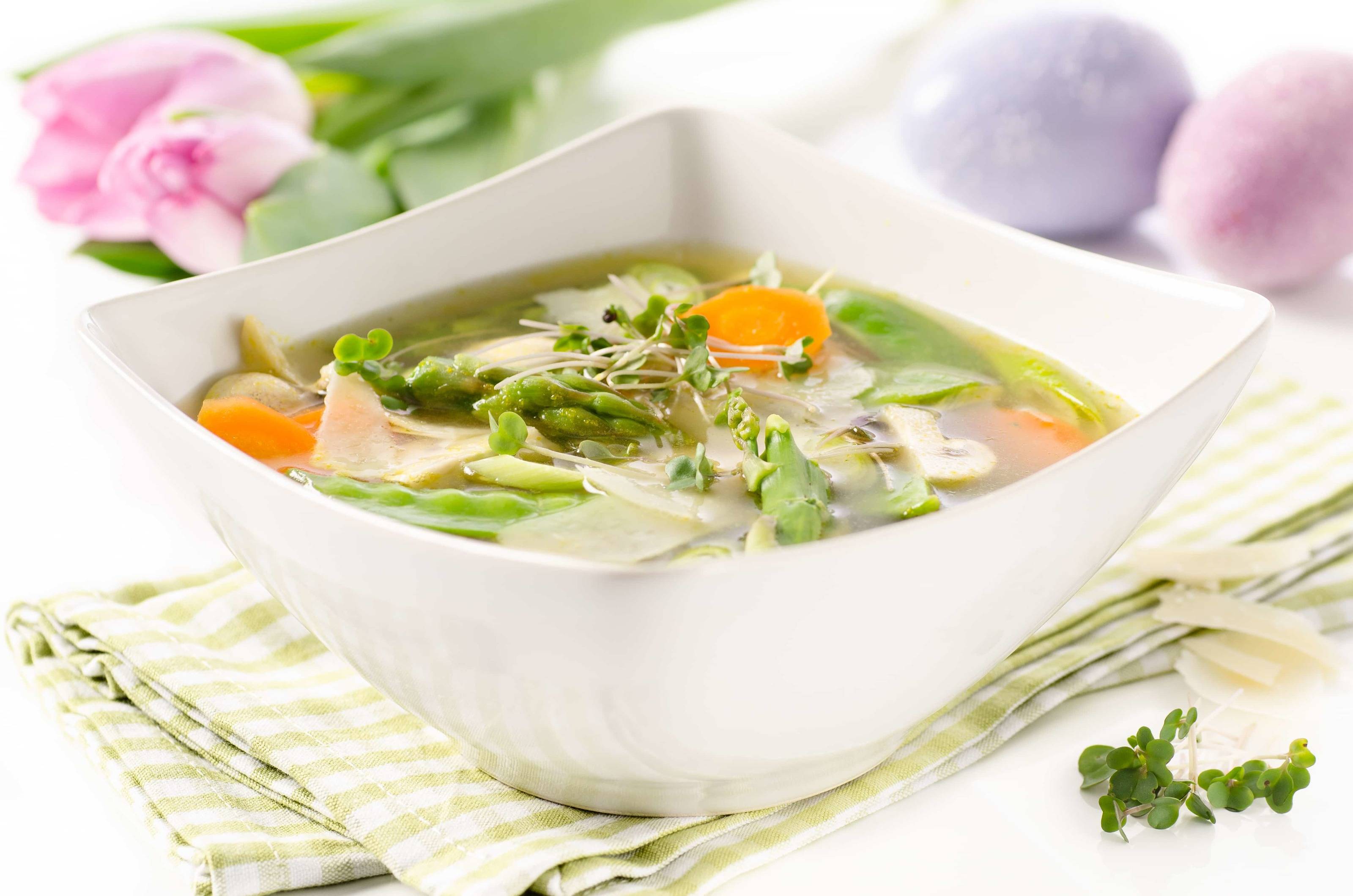 Klare Suppe mit Frühlingsgemüse und Parmesan