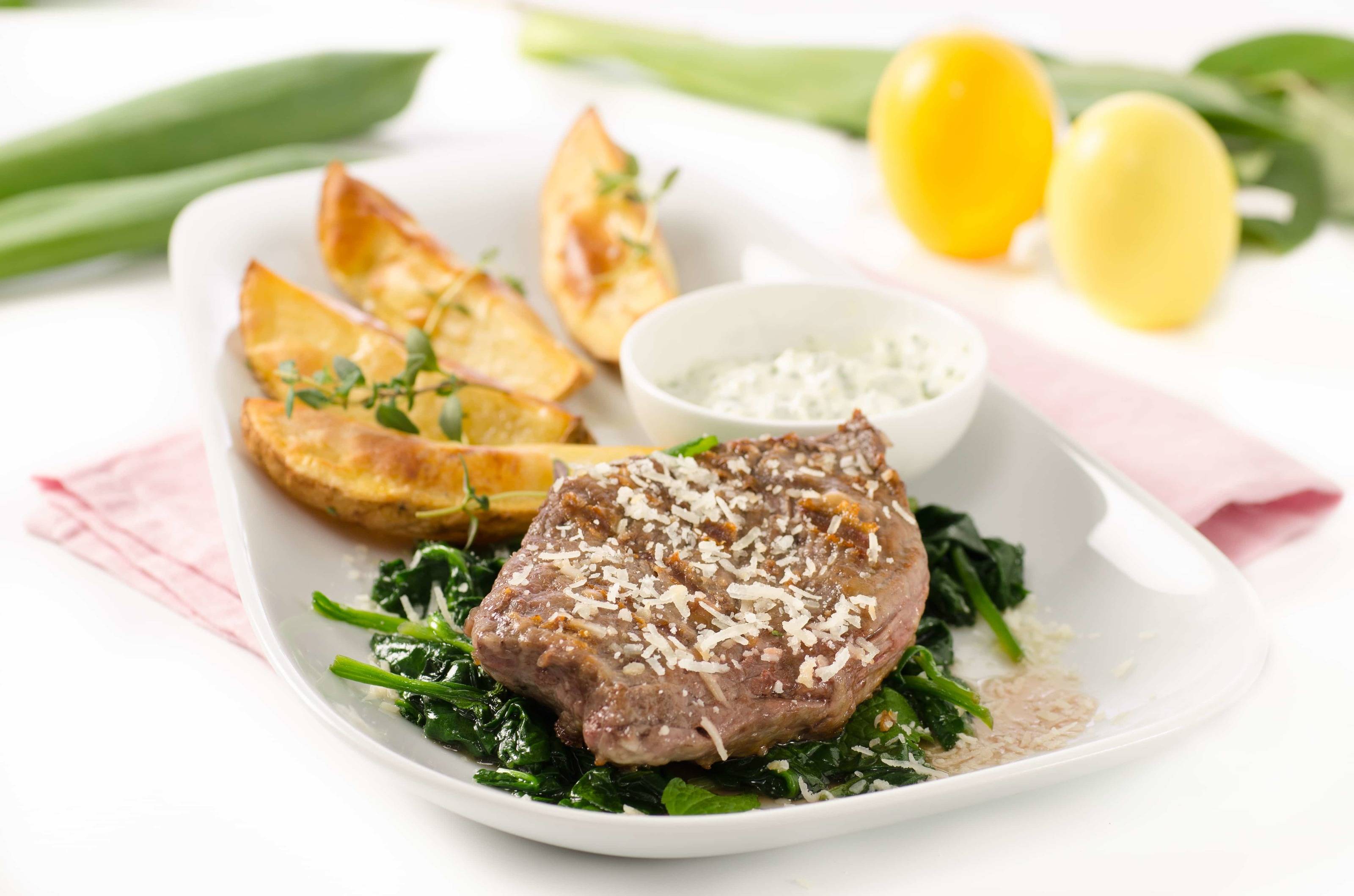 Minuten Steaks in Parmesan mit gebratenem Blattspinat