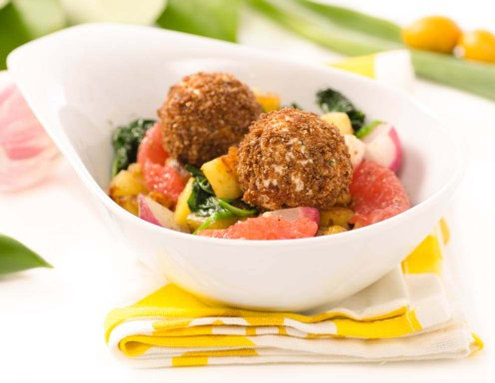 Schafskäsebällchen mit Bärlauch-Grapefruit-Radieschen Gröstl Schafskäsebällchen mit Bärlauch-Grapefruit-Radieschen Gröstl