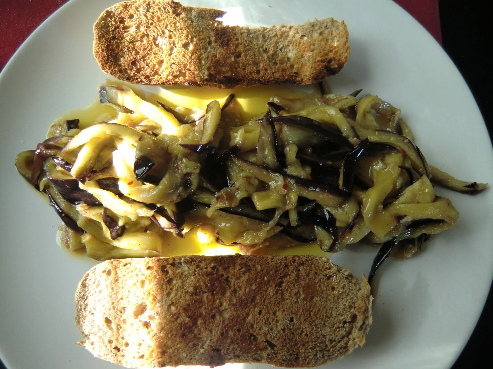 Auberginensalat mit Knoblauchdressing Rezept - ichkoche.at