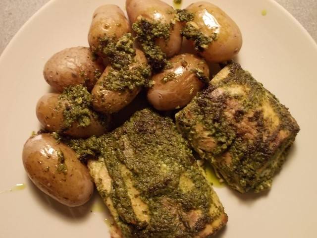 Schneller Pesto-Lachs mit Babyerdäpfel Rezept - ichkoche.at