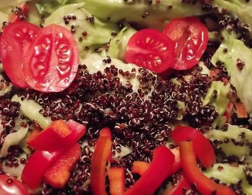 Rezept für Salat mit Quinoa und Avocado-Dressing