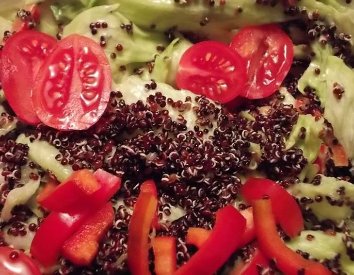 Salat mit Quinoa und Avocado-Dressing