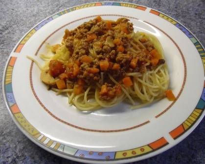 Spaghetti mit Fleisch-Gemüse-Sauce