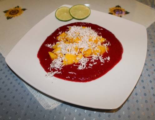Mango auf Himbeerpüree mit Kokosraspeln