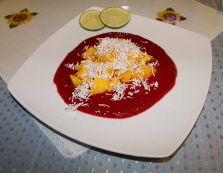Mango auf Himbeerpüree mit Kokos Mango auf Himbeerpüree mit Kokos