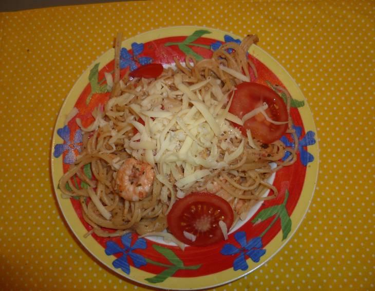 Spaghetti mit feuriger Brunch-Garnelen-Sauce Spaghetti mit feuriger Brunch-Garnelen-Sauce