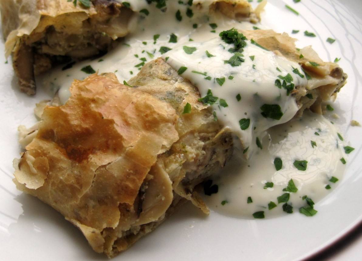 Schwammerlstrudel mit Kräuterjoghurt Rezept - ichkoche.at