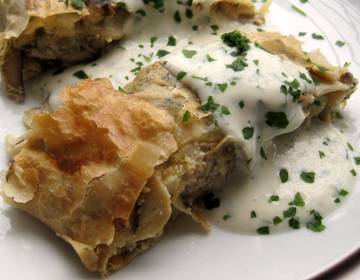 Schwammerlstrudel mit Kräuterjoghurt Schwammerlstrudel mit Kräuterjoghurt