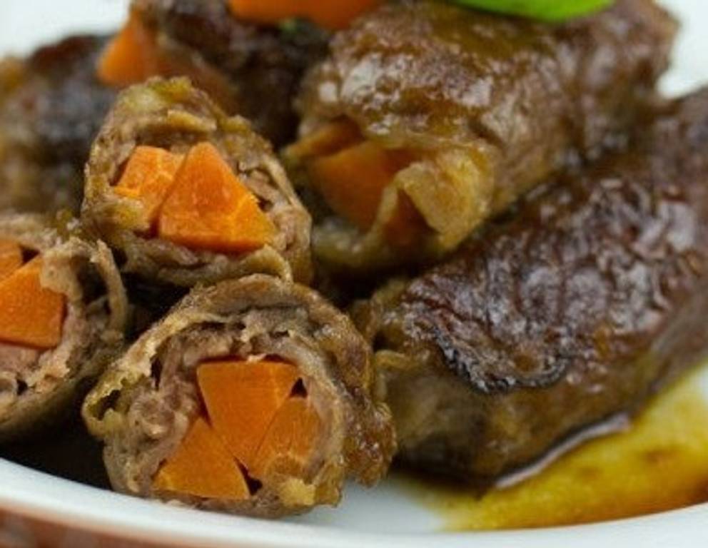 Rindfleischröllchen mit Babykarotten Rindfleischröllchen mit Babykarotten