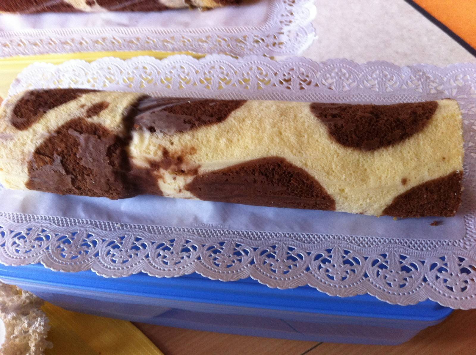 Biskuitroulade mit Kuhflecken