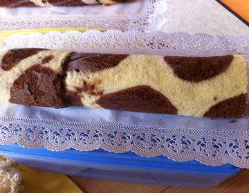 Biskuitroulade mit Kuhflecken Biskuitroulade mit Kuhflecken