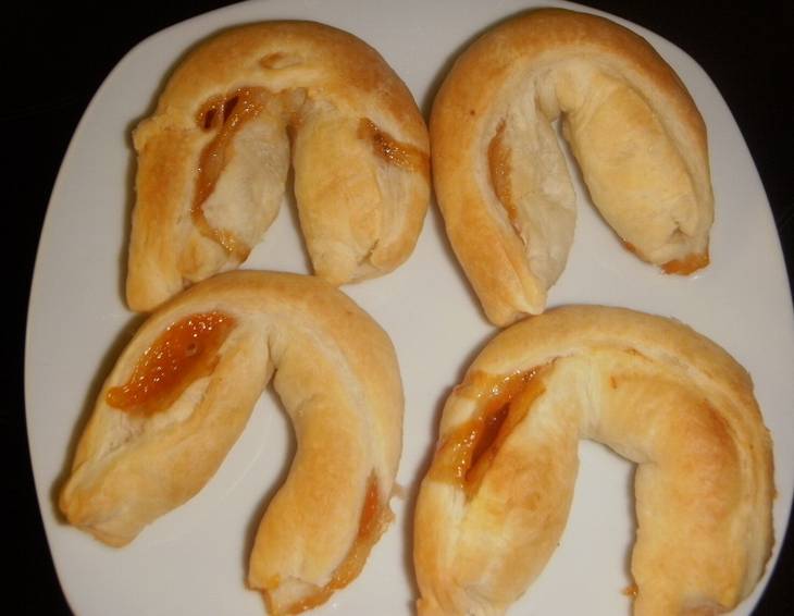 Blätterteigkipferl mit Marillenmarmelade gefüllt Blätterteigkipferl mit Marillenmarmelade gefüllt