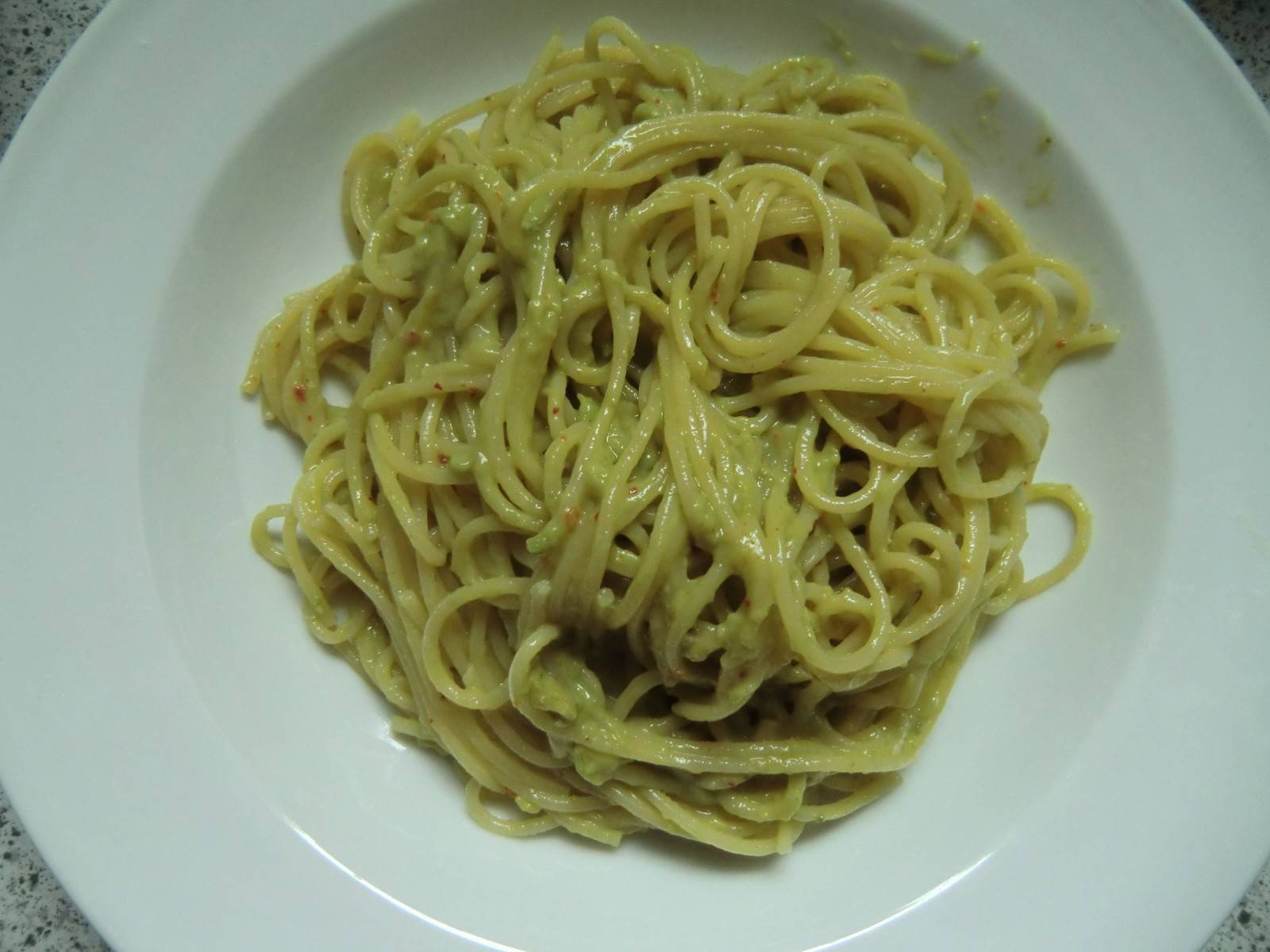 Spaghetti mit scharfer Avocadosauce