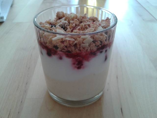 Beeren-Joghurt-Schichtdessert Rezept - ichkoche.de