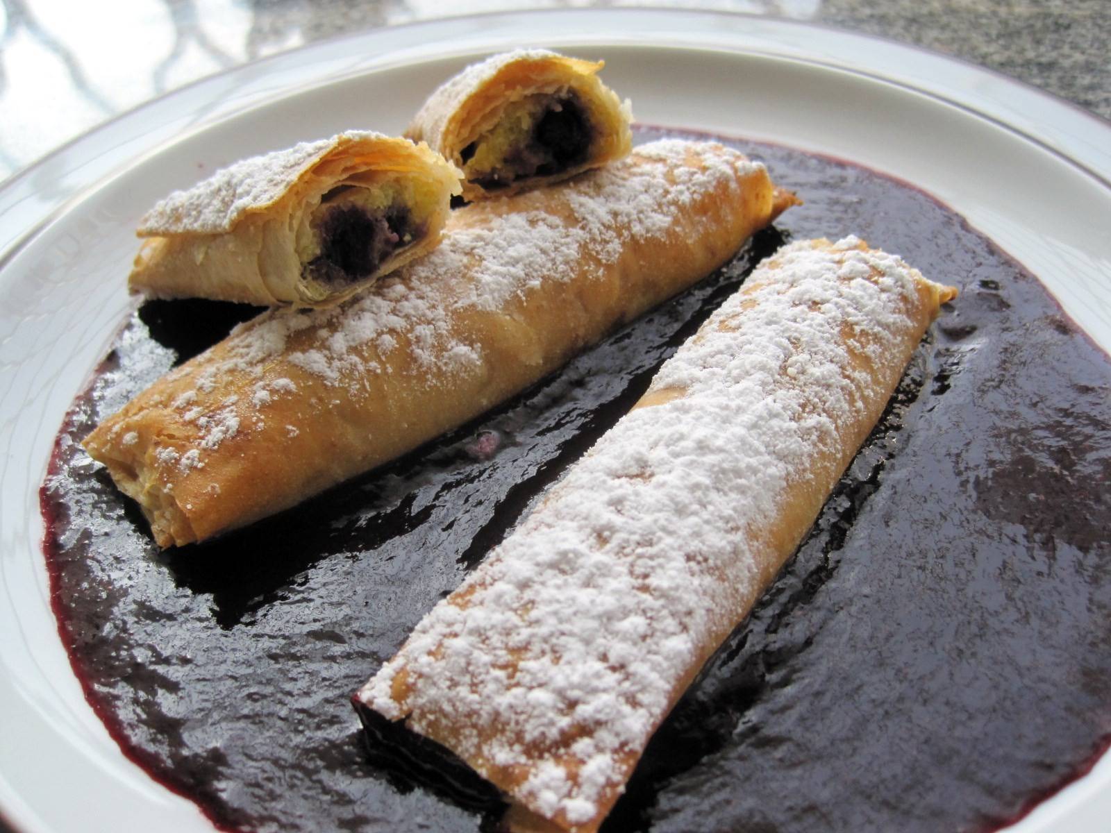 Mini-Heidelbeerstrudel auf Heidelbeerspiegel