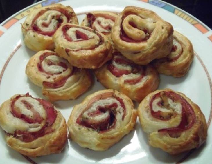 Blätterteigschnecken mit Rohschinken Blätterteigschnecken mit Rohschinken