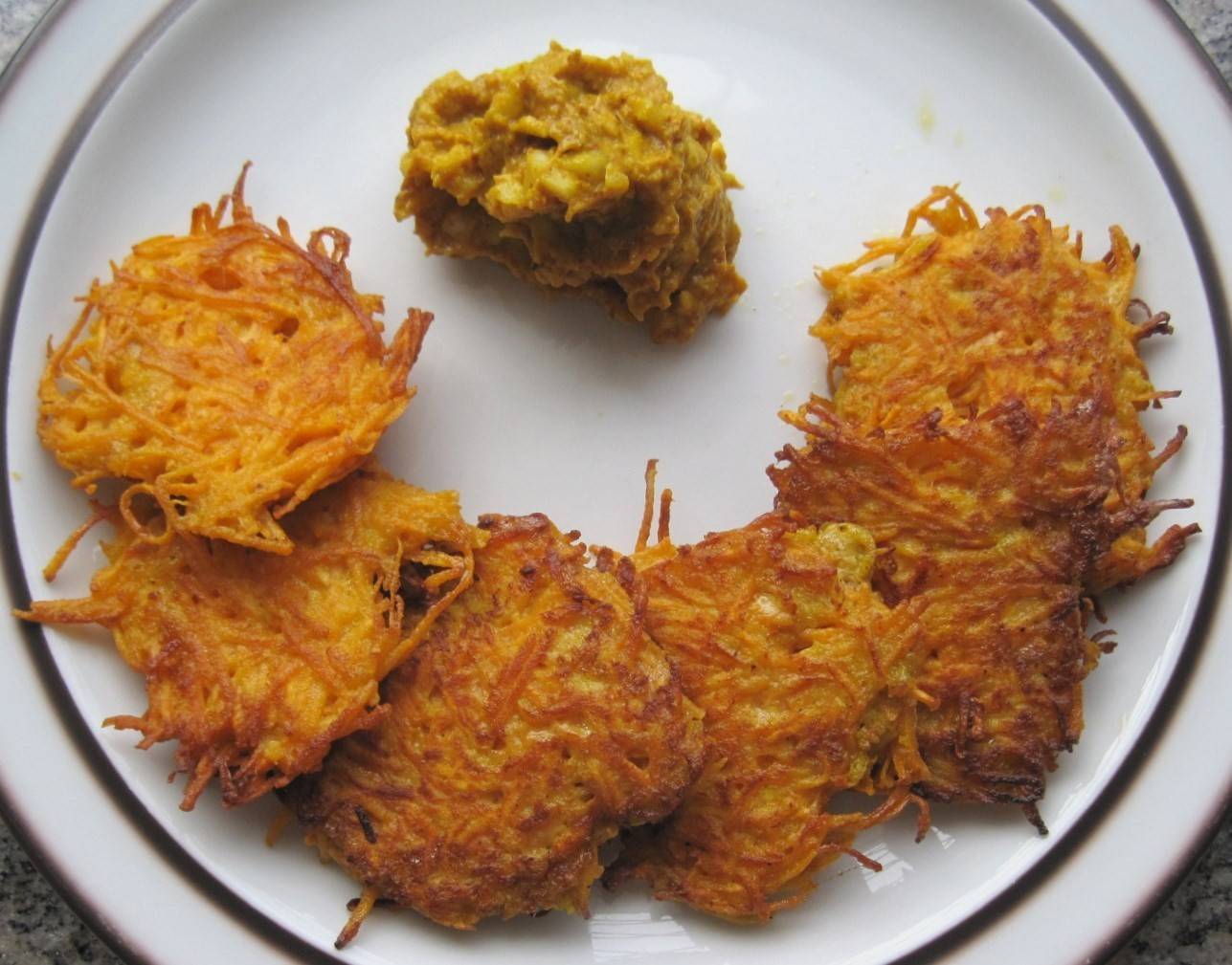 Rezept für Süßkartoffelpuffer mit Zwiebelsenf