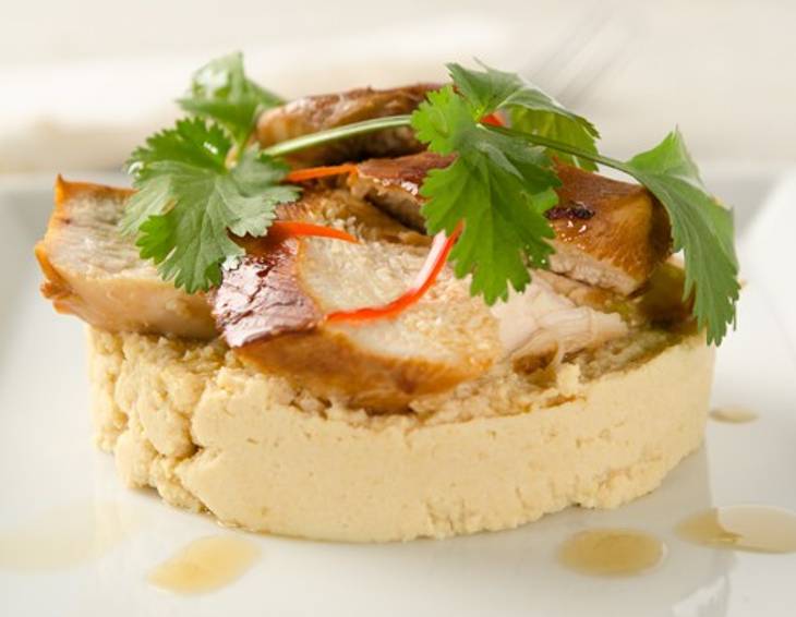Gebratenes Huhn in Marinade mit Sojabohnenpüree Gebratenes Huhn in Marinade mit Sojabohnenpüree