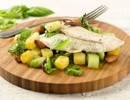 Scholle mit Gurken-Mandel-Salat Rezept - ichkoche.at