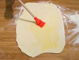 Schritt 3: Den Teig mit flüssiger Butter bestreichen.