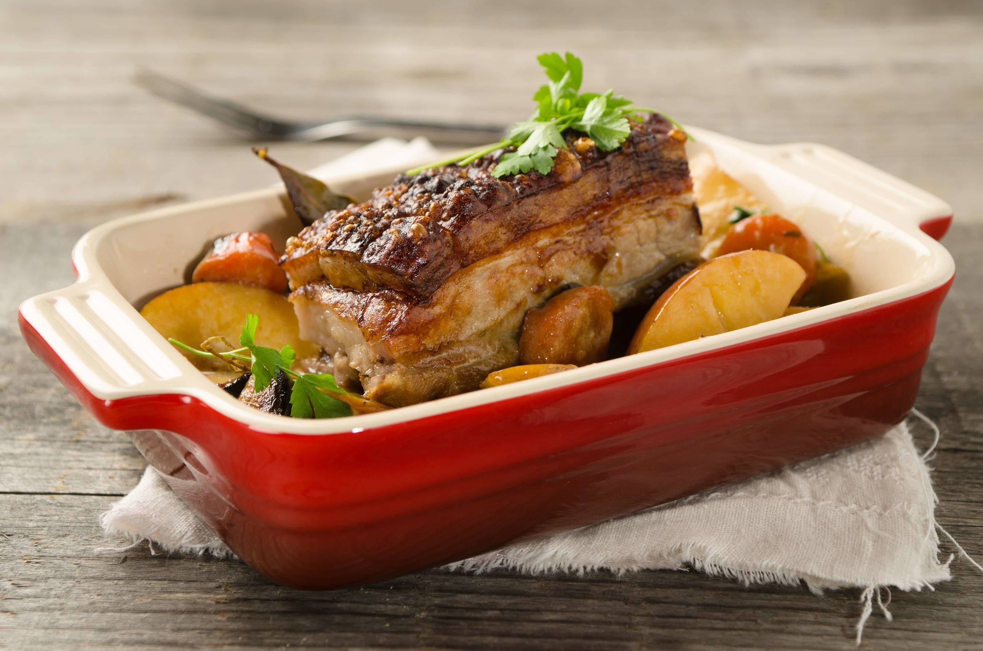 Gewürz-Krustenbraten mit Apfelspalten Rezept