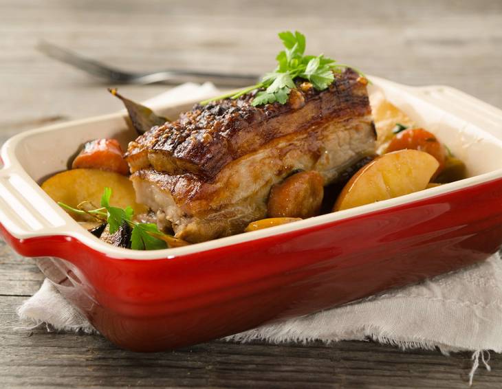 Gewürz-Krustenbraten mit Apfelspalten Gewürz-Krustenbraten mit Apfelspalten