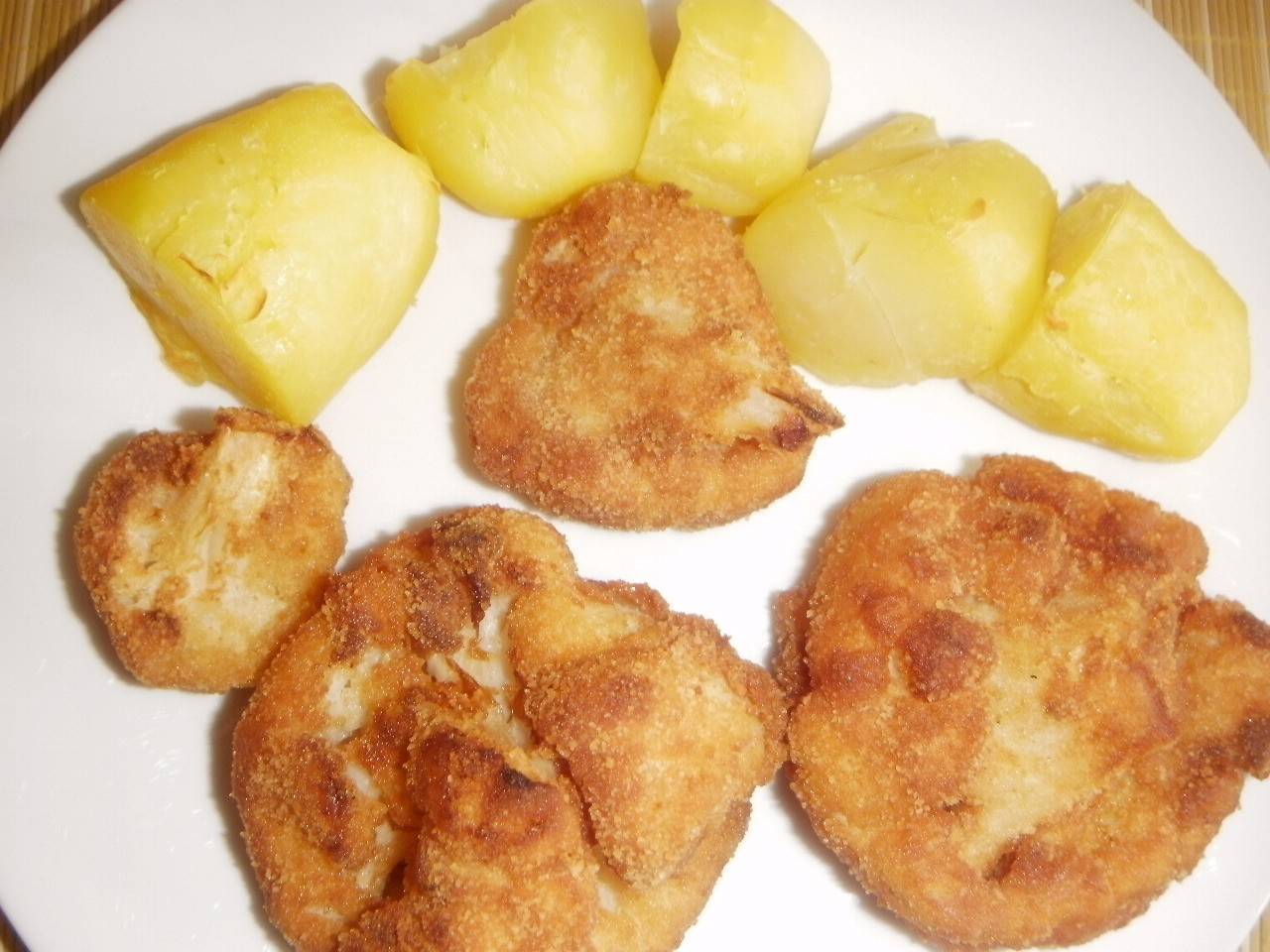 Panierter Karfiol mit Kartoffeln
