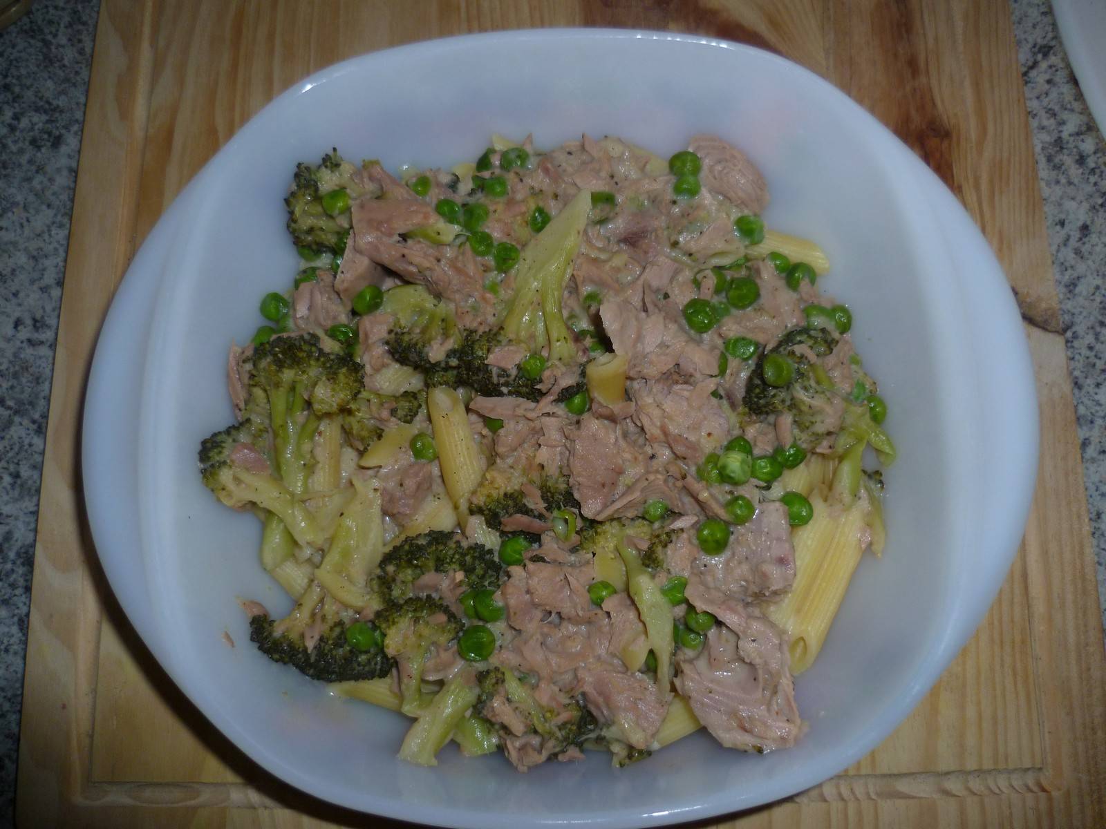 Nudeln mit Thunfisch-Brokkoli-Erbsen-Sauce