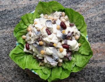 Heringssalat mit Bohnen und Kichererbsen Heringssalat mit Bohnen und Kichererbsen