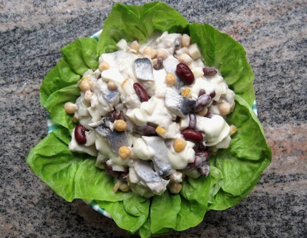 Heringssalat mit Bohnen und Kichererbsen Heringssalat mit Bohnen und Kichererbsen