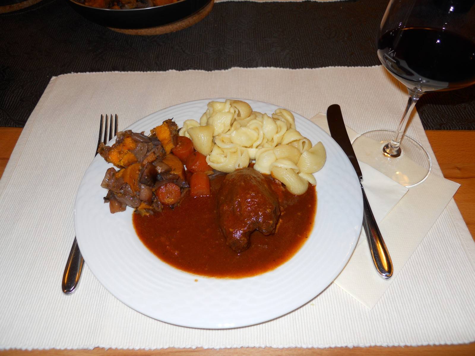 Geschmorte Lammhaxen mit Wurzelgemüse Rezept - ichkoche.de