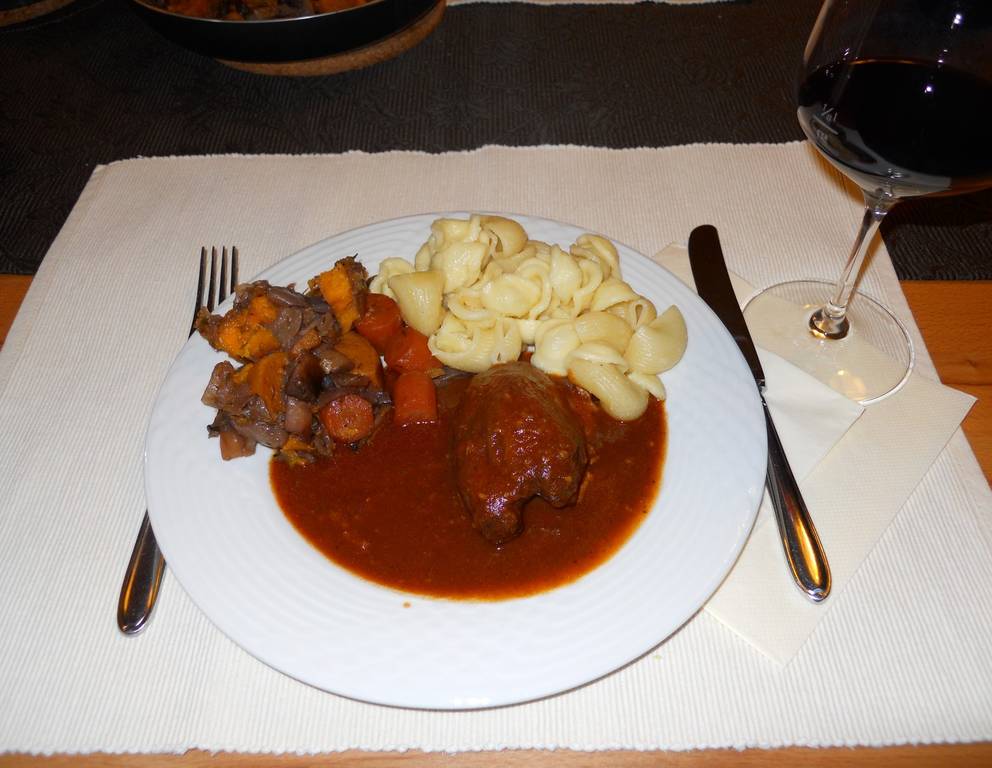 Geschmorte Lammhaxen mit Wurzelgemüse Geschmorte Lammhaxen mit Wurzelgemüse