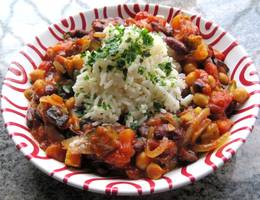 Melanzani-Eintopf mit Kichererbsen und Bohnen Melanzani-Eintopf mit Kichererbsen und Bohnen