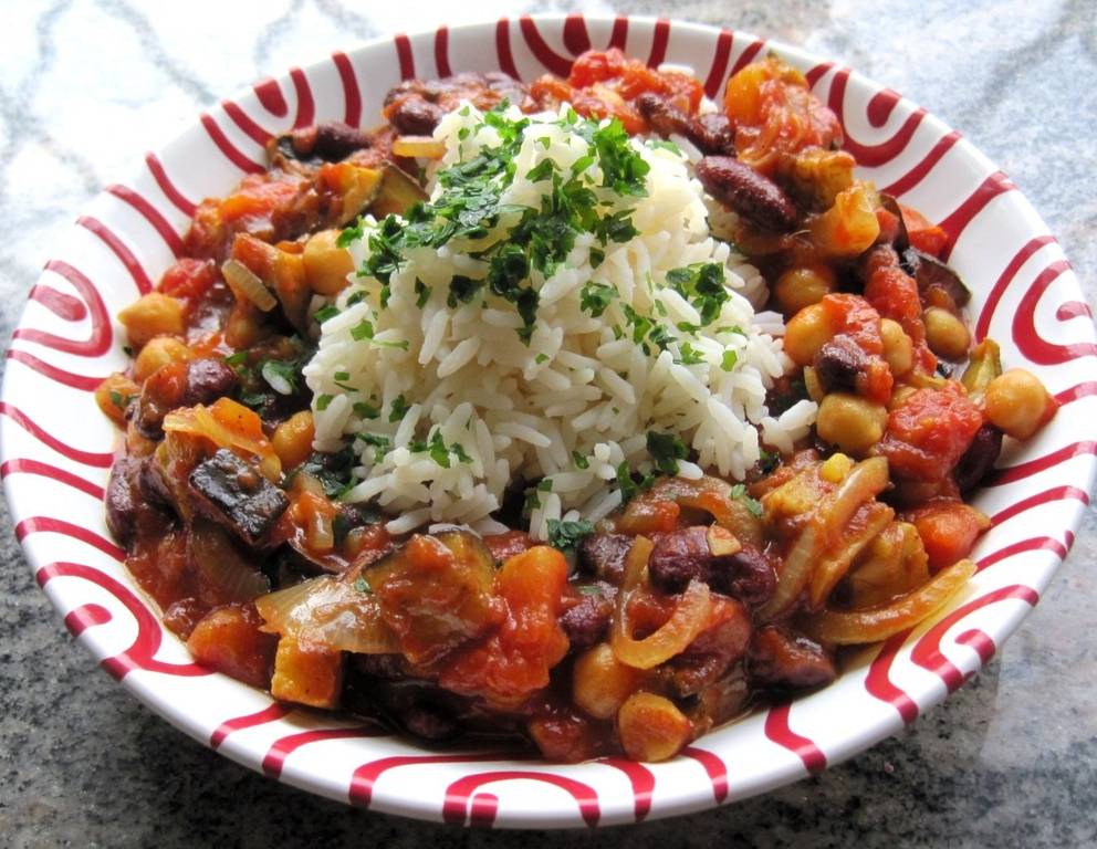 Melanzani-Eintopf mit Kichererbsen und Bohnen Melanzani-Eintopf mit Kichererbsen und Bohnen