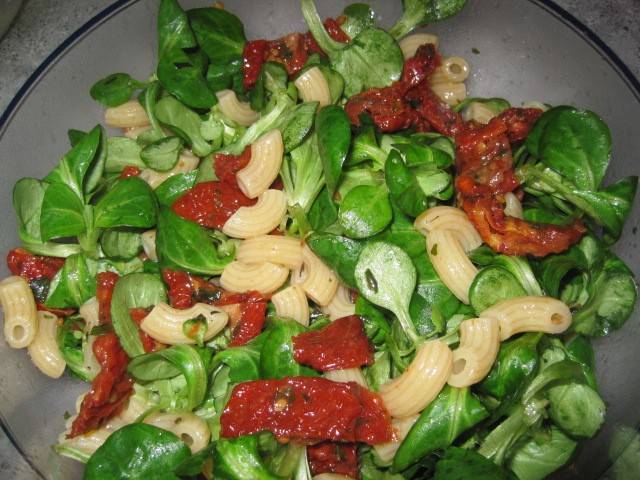 Nudel-Tomaten-Vogerlsalat