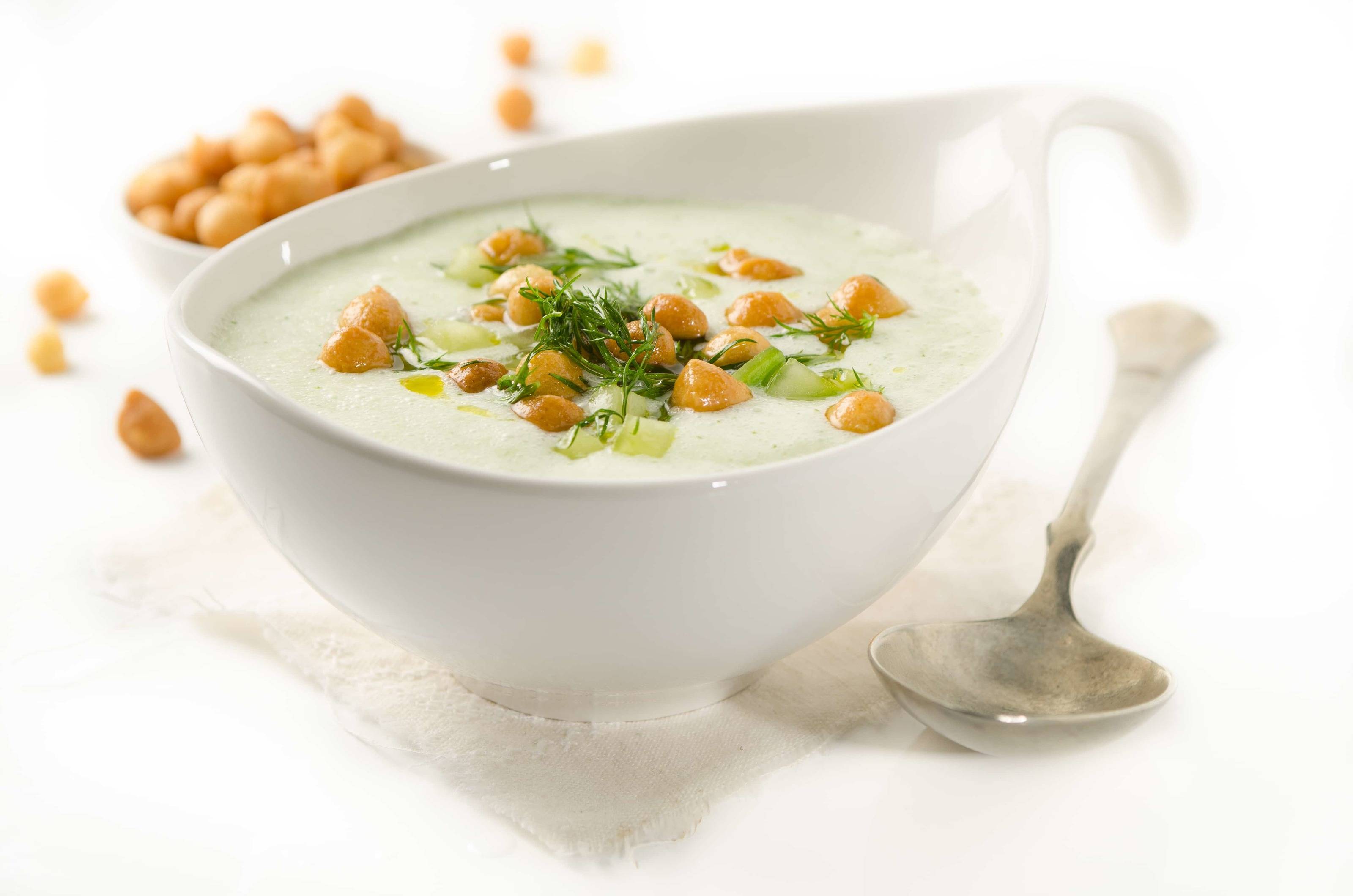 Rezept für Buttermilch-Suppe-mit-Backerbsen-und-Dille