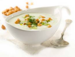 Kalte Gurken-Buttermilch-Suppe Kalte Gurken-Buttermilch-Suppe